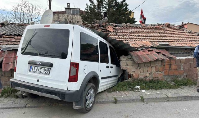 Ataşehir'de hafif ticari araç müstakil eve girdi