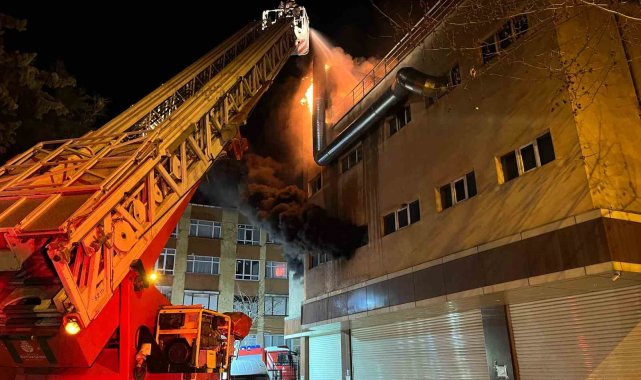 Avcılar'da tekstil imalathanesinde korkutan yangın: 4 katlı bina alev alev yandı