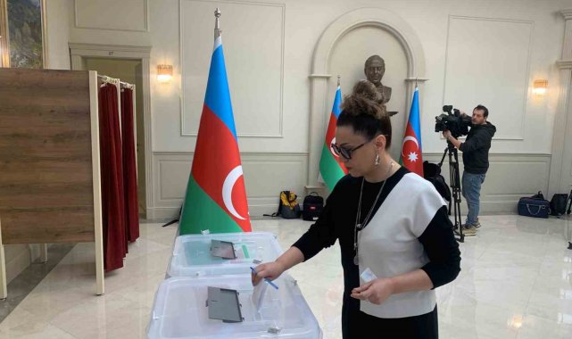 Azerbaycanlılar ülkelerindeki seçim için Ankara'da sandık başına gidiyor