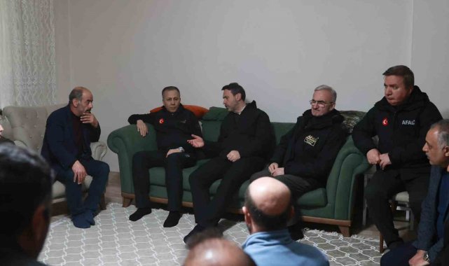 Bakan Yerlikaya ile Bakan Bayraktar'dan madencilerin ailelerine geçmiş olsun ziyareti