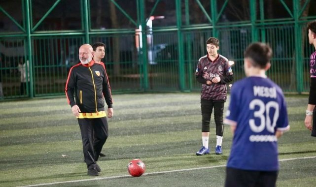 Başkan Çolakbayrakdar, halı sahada gençlerle ter döktü