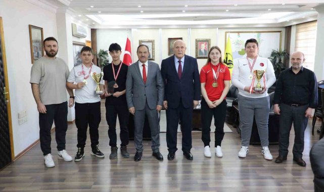 Başkan Pekmezci, başarılı sporcuları makamında kabul etti