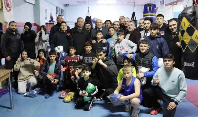 Başkan Pekmezci boks sporcularına spor malzemelerini dağıttı