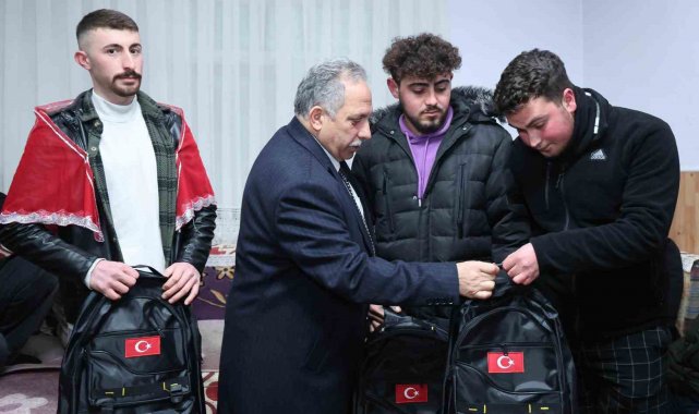 Başkan Yalçın kınalı kuzularla