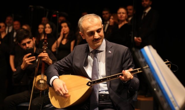 Belediye başkanı sahneye çıktı, kulakların pasını sildi