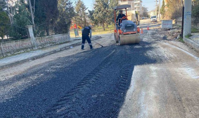 Belediye kaldırım ve yol çalışmalarını sürdürüyor
