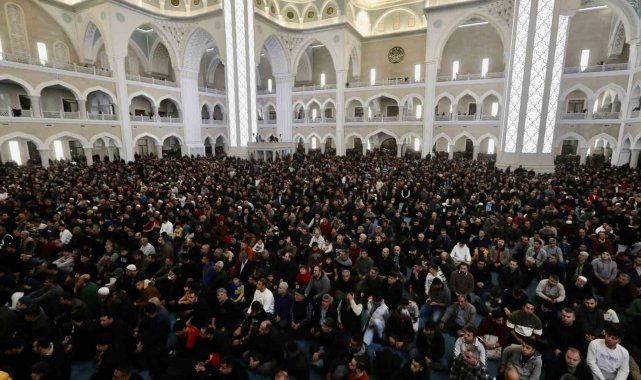 Berat Kandili'nde Şahinbey Millet Camii doldu taştı