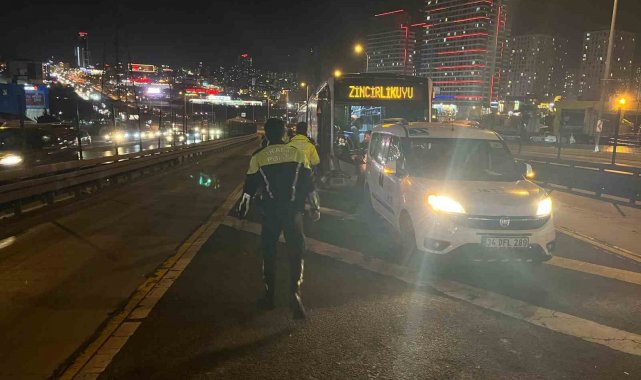 Beylikdüzü'nde arıza yapan metrobüsün şoförüne, karşı yönden gelen metrobüs çarptı