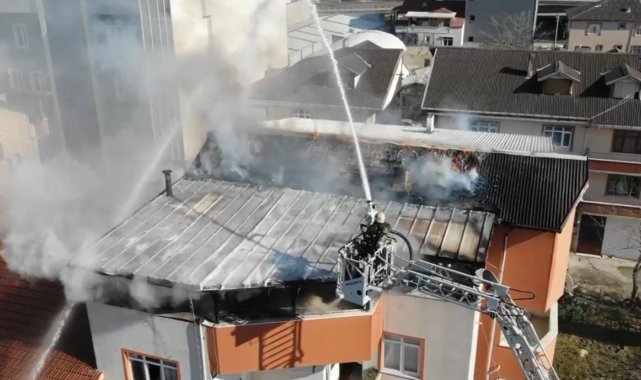 Binanın çatı katında çıkan yangın mahalleliyi sokağa döktü
