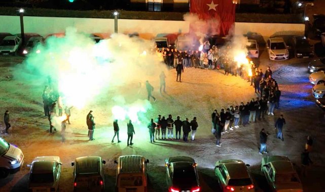 Bir anda evinin önünde toplanıp sürpriz yaptılar