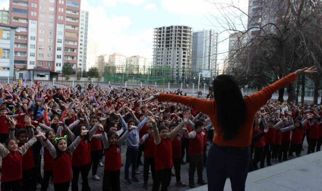 Bu okulda öğrenciler derslerine oynayarak giriyorlar