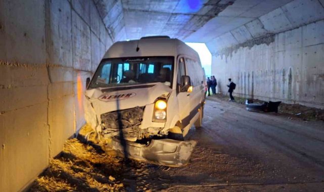 Burdur'da öğrenci servisi ile otomobil çarpıştı 14 yaralı