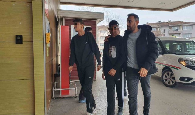 Çaldıkları eşyaları sokakta incelerken yakalandılar