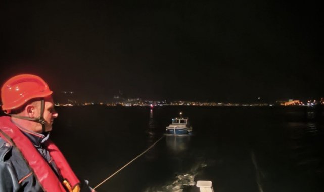 Çanakkale Boğazı'nda sürüklenen tekne kurtarıldı