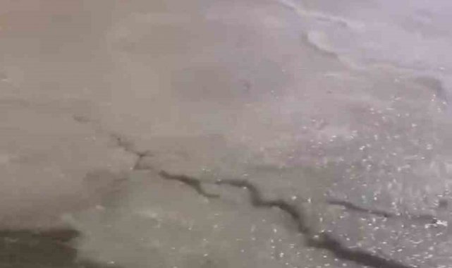 Çeşme'de sağanağın ardından dolu yağışı etkili oldu