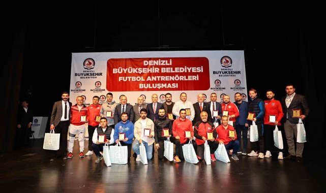 Denizli Büyükşehirden futbol antrenörlerine malzeme desteği