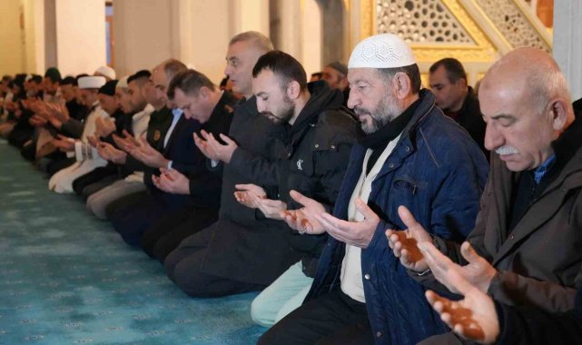 Depremde hayatını kaybedenler için sabah namazında dua edildi