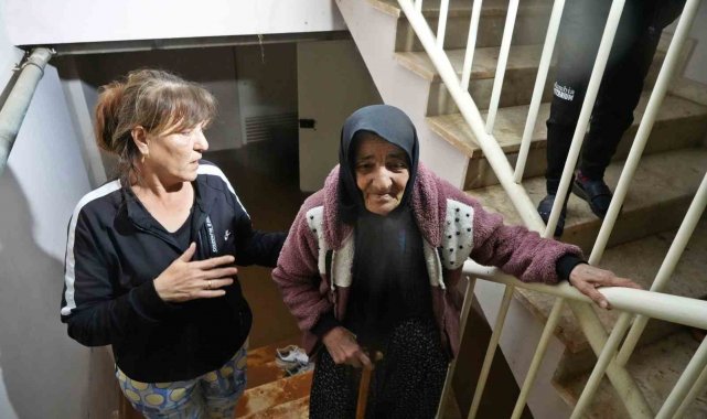 Depremde yıkılan evden sağ çıktı, Antalya'da kaldığı ev sular altında kaldı