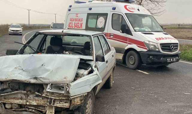 Diyarbakır'da otomobil ile minibüs çarpıştı: 4 yaralı