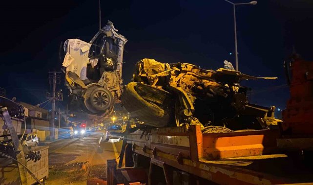 Diyarbakır'daki feci kazada beton direğe çarpan araç hurdaya döndü: 1 ağır yaralı