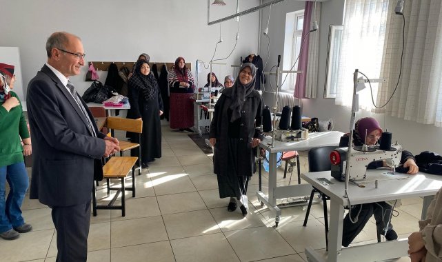 Domaniç Belediyesinden HEM'e dikiş makinesi desteği