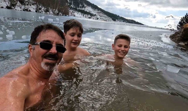 Donan göle girme geleneğini bu sefer gençlerle sürdürdü