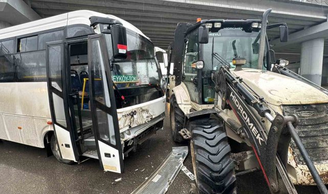 Düzce'de halk otobüsü iş makinesi ile çarpıştı: 8 yaralı