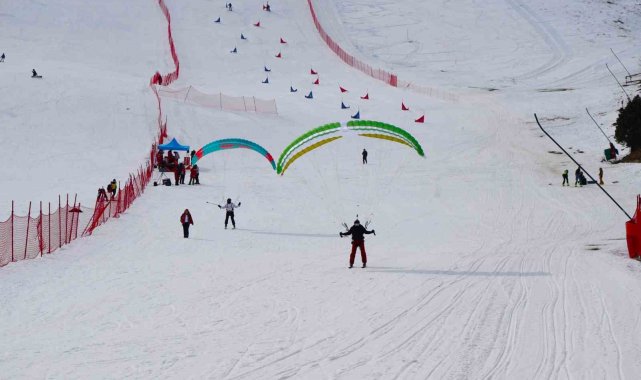 Ergan Dağı'nda yamaç paraşütlü kayak keyfi