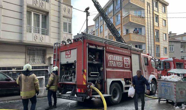 Esenyurt'ta 5 katlı binanın çatısında yangın