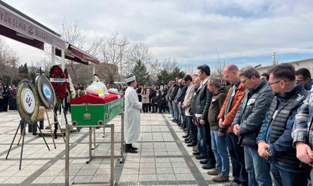 Eskişehir'de trafik kazasında hayatını kaybeden öğretim üyesi ve kızı son yolculuğuna uğurlandı
