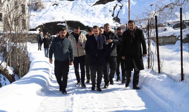 Evi yanan aileye kaymakam ve başkan sahip çıktı