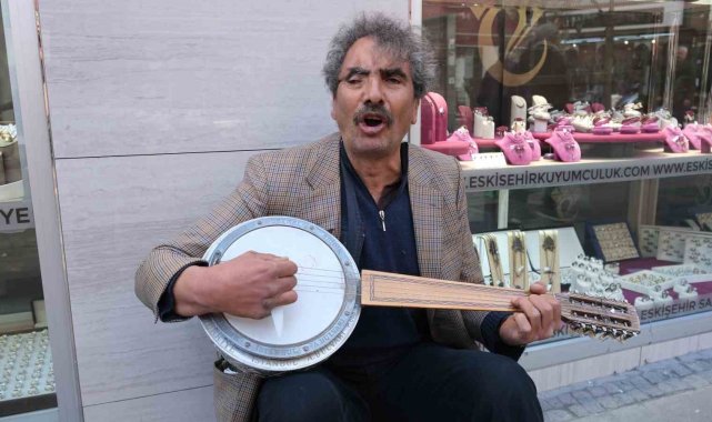 Gazi ekmek parasını sokakta müzik yaparak çıkarıyor
