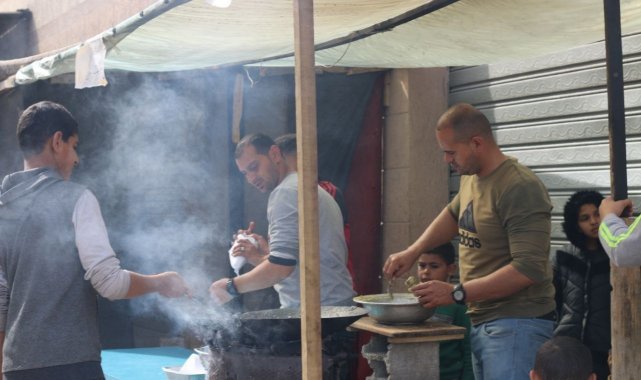 Gazze'de enkaza dönen kentin en eski restoranın çalışanları çareyi tezgah açmakta buldu
