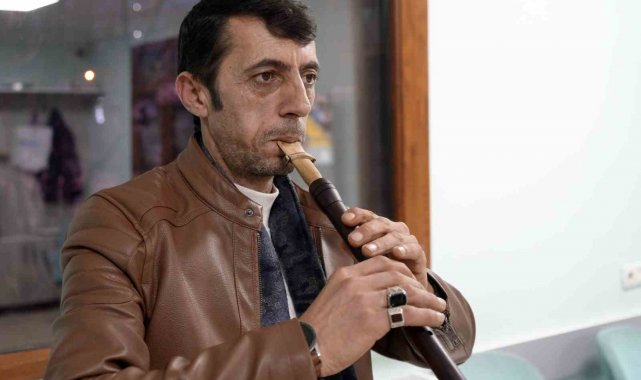 Gümüşhane'nin eğlenceli dolmuş şoförü çaldığı mey ile Afrikalı öğrencilere türkü ziyafeti çekti