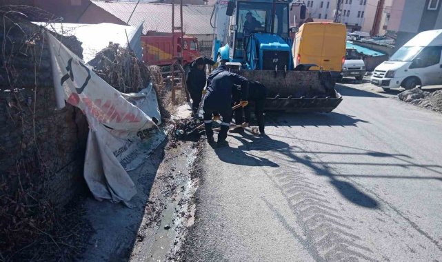 Hakkari Belediyesi kanal temizliği başlattı