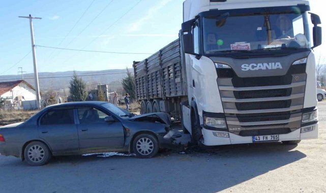 Hisarcık'ta tır ile otomobil çarpıştı: 4 yaralı