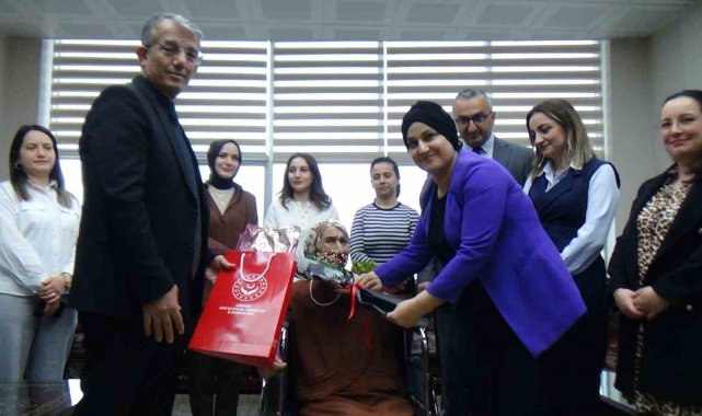 Huzurevindeki yaşlı çiftleri ve hasta yatağında Kıbrıs gazisi eşine bakan Seher Garipoğlu'nu Sevgililer Günü'nde unutmadılar