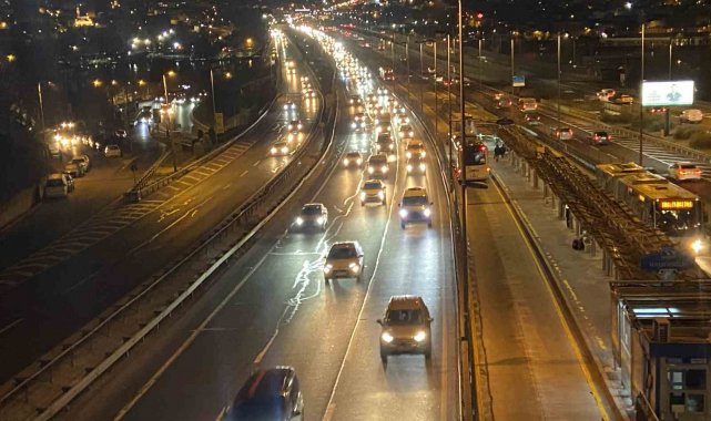 İstanbul'da okulların yeniden açılmasıyla sabah trafik yoğunluğu oluştu