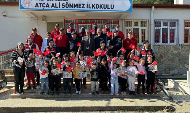 Jandarma ekipleri öğrencileri depreme karşı bilgilendirdi