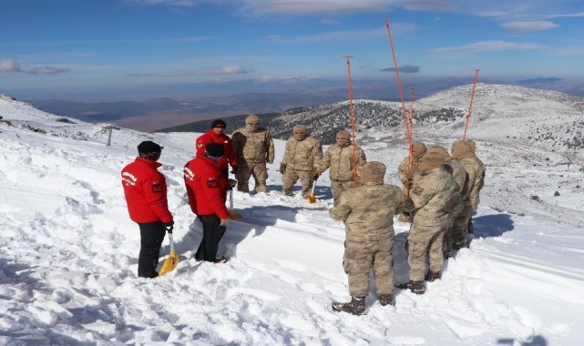 Jandarmadan nefes kesen çığ tatbikatı