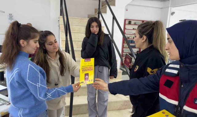 Kadın jandarmalardan sahada bilinçlendirme faaliyeti