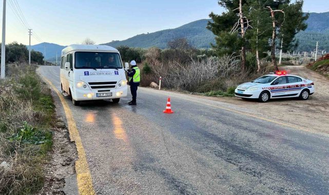 Karacasu'da okul servis araçları denetlenerek, öğrenciler bilgilendirildi