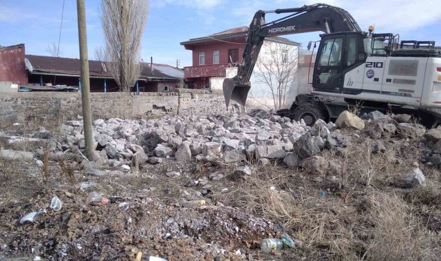 Kars'ta metruk binaların yıkımı sürüyor