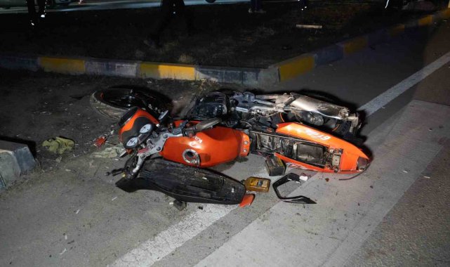 Kavşakta otomobille çarpışan motosikletin sürücüsü hayatını kaybetti