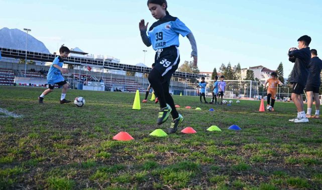 Kemer Belediyesi, geleceğin futbolcularını yetiştiriyor
