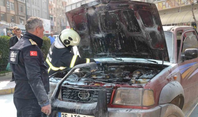 Keşan'da yanan kamyonete oradan geçen itfaiye amiri müdahale etti