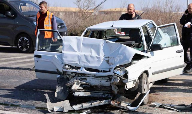 Kırmızı ışıkta bekleyen araca çarpan otomobilin sürücüsü ve eşi hayatını kaybetti