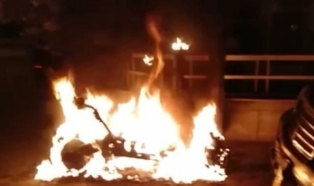 Kız arkadaşıyla tartışan uzman çavuş 5 araç ve çöp konteynerlerini ateşe verdi