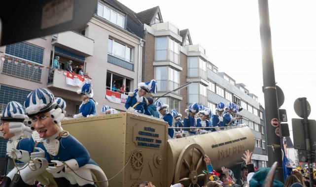 Köln'de "5. Mevsim" karnavalı renkli görüntülere sahne oldu