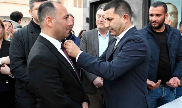 Kuşadası'nda CHP'ye katılan İYİ Partililere rozetleri takıldı